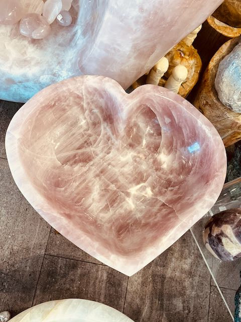 Large Rose Quartz Heart Bowl – Sculptural Crystal for Love & Luxury