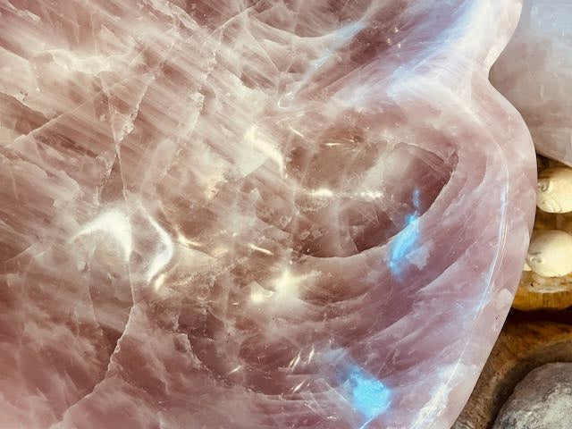 Large Rose Quartz Heart Bowl – Sculptural Crystal for Love & Luxury